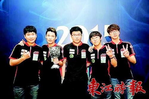 朱永权（左二，即举杯者）和队友。&nbsp;